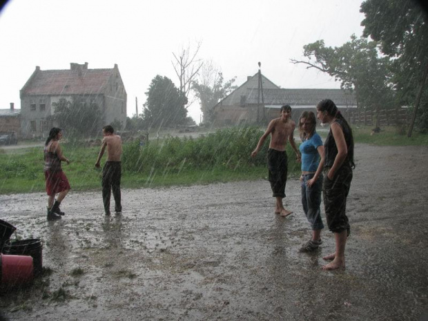 zabawa w czerwcowym deszczu :) #Fundacja #Tara #Nieszkowice #Scarlet