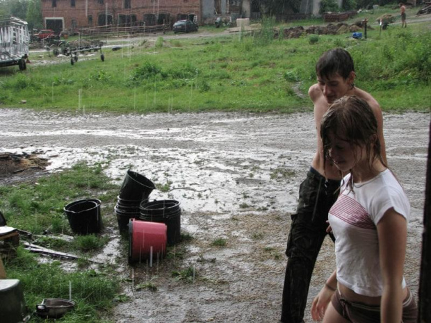 zabawa w czerwcowym deszczu :) #Fundacja #Tara #Nieszkowice #Scarlet