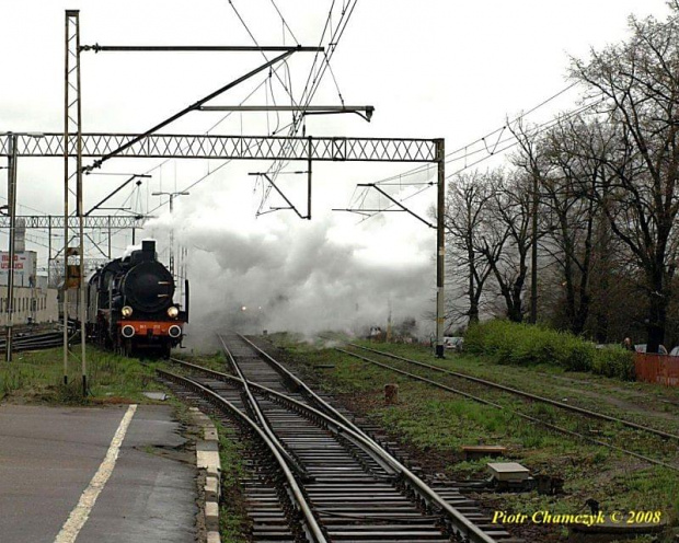 Pociąg specjalny wjeżdża na stację w Jarocinie. Wśród pary widac światła ET22 :) #kolej #PKP #parowóz #retro #Ok1 #wiosna