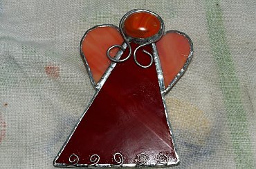 Aniołek zaprojektowany przeze mnie, tylko włosy zrobiła pani Monika, bo te co były wcześniej już się skończyły. Jeszcze tłusty od Antyoxydantu, bo dopiero był nim popsikany ;-) #aniołek #anioł #szkło #drut #witraż #cyna