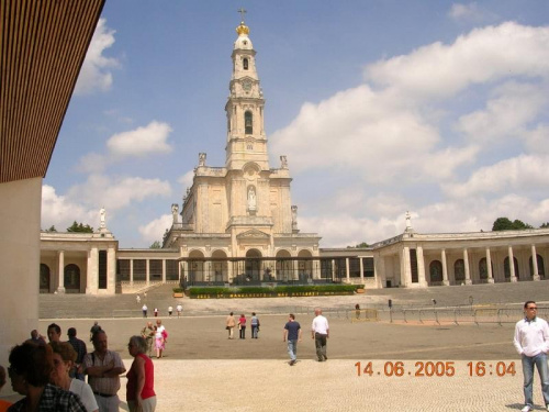 Bazylika,z lewej strony znajduje się kaplica w której odprawiane są co godzina msze
