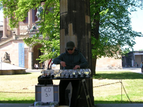 Berlin-grajek grający na koniakówkach