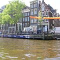 Amsterdam-wzdłuż kanałów stoją barki-domy