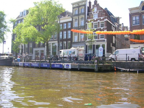 Amsterdam-wzdłuż kanałów stoją barki-domy