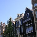 Amsterdamskie kamienice mają u dachu wystające belki służące do wciągania mebli