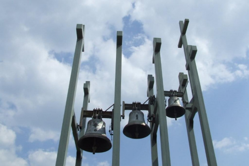 Dzwony obok kościoła Św. Ducha wiosną 2008 r. w Staszowie. #kościoły