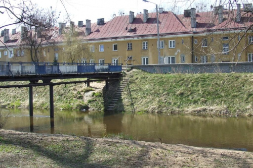Rzeka Czarna z kładką i dawne koszary w Staszowie. Marzec 2008 r. #przyroda