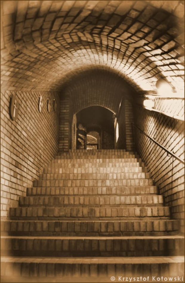Zdjęcia z cyklu -fotografia wnętrz #Rzeszów #podziemia #korytarz #korytarze #schody