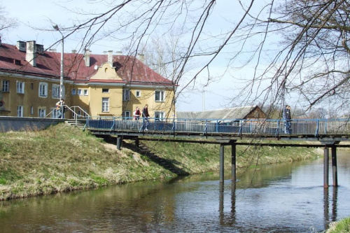 Kładka na rzece Czarnej od dawnych koszarów do parku w Staszowie. Marzec 2008 r. #przyroda