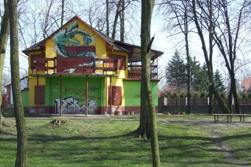Pawilon w parku przy rz. Czarnej obok dawnych koszarów w Staszowie. Marzec 2008 r. #przyroda