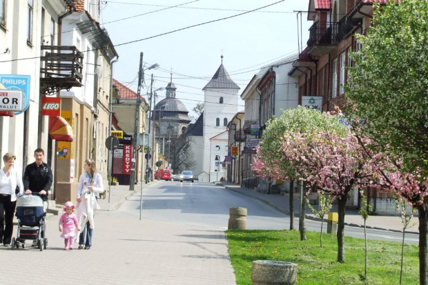 Wiosna w Staszowie. Widok z Rynku na kościół Św. Bartłomieja (w remoncie). #kościoły