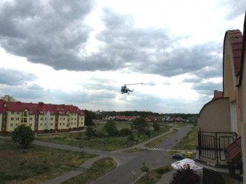 Helikopter Policyjny wiszacy niemal naprzeciw mego okna.