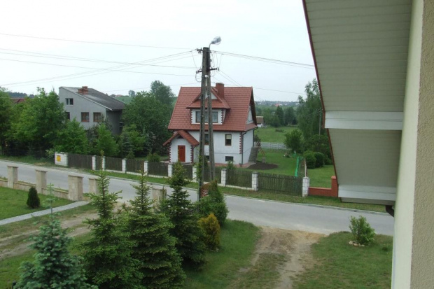 Widok na drogę z balkonu (na horyzoncie Staszów). #zwiedzanie