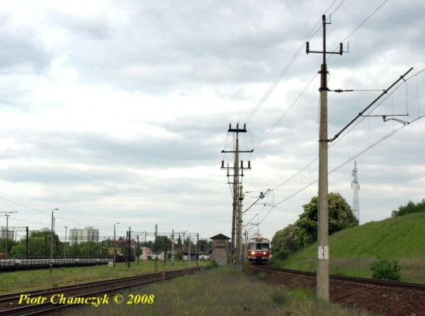 20 maja 2008. Popołudniowy "kibelek" do Kołobrzegu. EN57-1081 opuszcza Piłę kierując się na pętle dojazdową do wiaduktu nad Ostbahnem. #kolej #Piła #PKP #wiosna #EN57