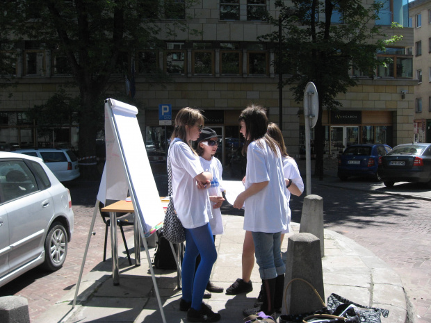 Gra uliczna "Ambasadorowie Praw Dziecka" 01.06.2008 - Patroll "POWER ORANGErs" Zosia, Ania, Paulina, Agnieszka. Opiekun patrolu - Grażyna