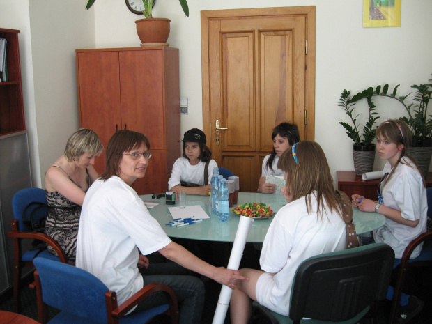 Gra uliczna "Ambasadorowie Praw Dziecka" 01.06.2008 - Patroll "POWER ORANGErs" Zosia, Ania, Paulina, Agnieszka. Opiekun patrolu - Grażyna