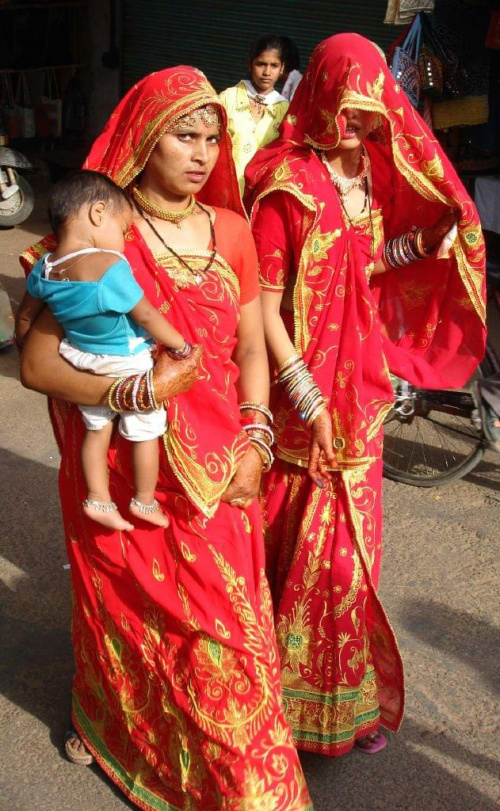 Puszkar/Indie. Kobiety w tradycyjnych indyjskich SARI. 2006