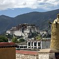 TYBET-LHASA,W tle piękny pałac POTALA i Himalaje. 2004