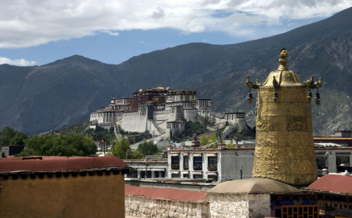 TYBET-LHASA,W tle piękny pałac POTALA i Himalaje. 2004