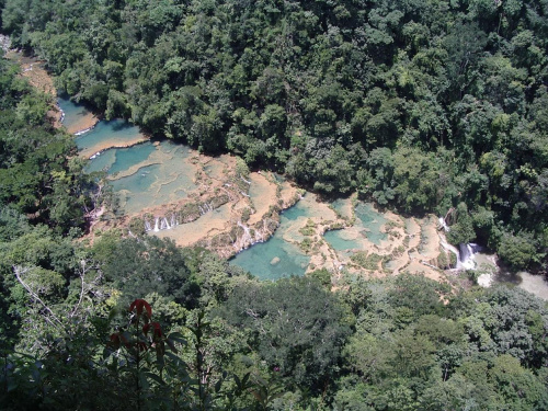 GWATEMALA-SEMUC CHAMPEY-wspaniałe wodospady tworzą naturalny most pod którym płynie rwąca rzeka.Niesamowite miejsce. (2005)