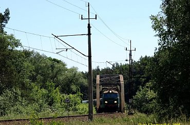 ET22-993 przeciska się przez wiadukt nad Ostbahnem w okolicahc Piły. Na haku poc. posp. Gwarek Katowice - Słupsk. 03.06.2008 #kolej #PKP #wiosna #Piła #ET22 #wiadukt #Ostbahn