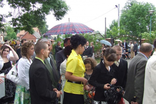 Na ślubie Jolanty Nalepy i Mirosława Pargieły koło kościoła Św. Marcina w Połańcu. #ŚlubIWesele