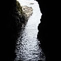 zejście do jaskini tuż przy zamku Dunluce Castle