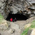 zejście do jaskini tuż przy zamku Dunluce Castle