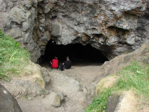 zejście do jaskini tuż przy zamku Dunluce Castle