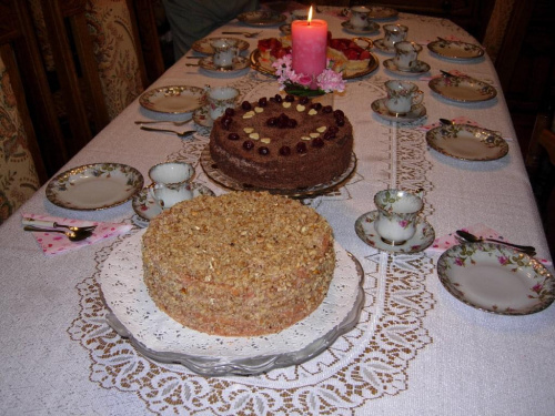 Tort orzechowy i węgierski na pierwszym planie - produkcja zony