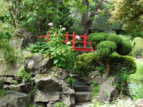 Japanese Gardens w Kildare założony na początku XX w. przez Japończyka Eida. Ogród ukazuje symboliczną podróż przez życie...