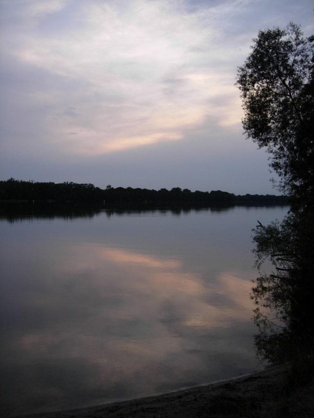 Jezioro Kierskie o zmroku.