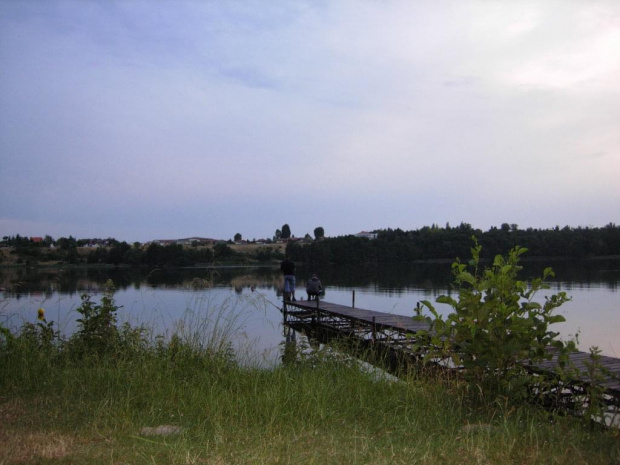Jezioro Kierskie o zmroku.