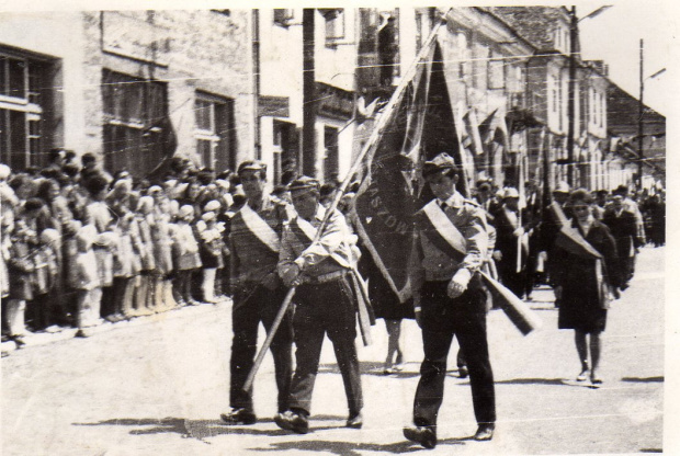 Ze sztandarem staszowskiego ZHP
1 maj 1964 r. #Szkoła