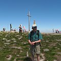 Tak więc, stoję sobie przy pięknej pogodzie na Howerli, z głowy wychodzi mi granitowy
/a może betonowy, tego w pamięci nie zarejestrowałem/ obelisk.