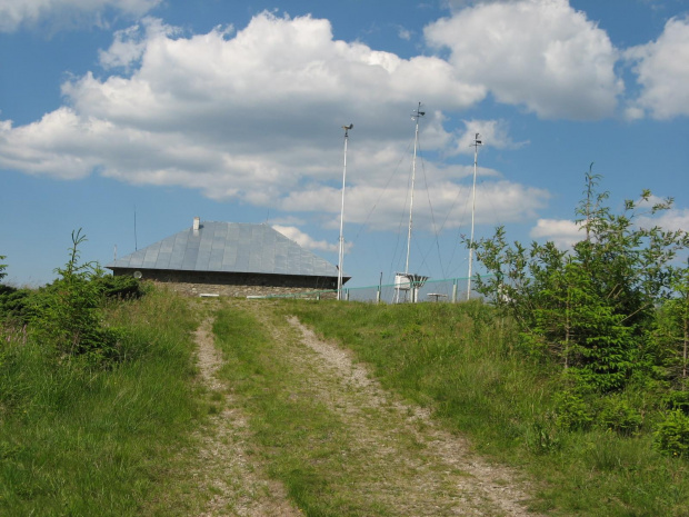 Zabudowania stacji meteorologicznej na Połoninie Pożyżewskiej.