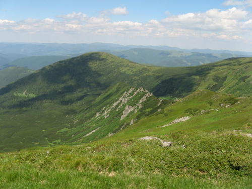 Widok na Homuł, zanim masyw Kostrzycy, przed Homułem, słabo zarysowane Wielkie Kozły.