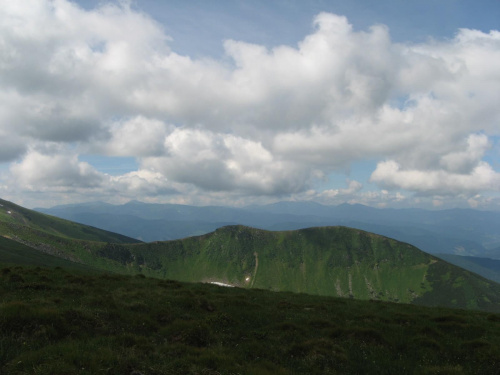 Gutin Tomnatek, za nim pasma gór aż po Góry Marmaroskie z widocznymi stąd szczytami Pop Iwan Marmaroski /1940m/, Farkaul /1961m/,Michajłek 1920m/.