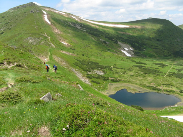 Turkuł /1932m/, pod nim kociołek z Jeziorkiem Niesamowitym, miejscem naszego kolejnego biwaku.