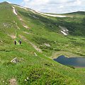 Turkuł /1932m/, pod nim kociołek z Jeziorkiem Niesamowitym, miejscem naszego kolejnego biwaku.