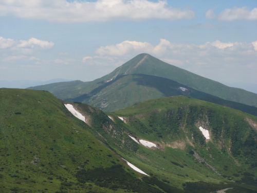 Kolejne zdjęcie na czarnohorską grań, ku zamykającej ją, najwyższej Howerli
/2058m/.