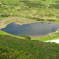 Jeziorko Niesamowite, położone na wysokości 1750m, zajmuje powierzchnię 0,25 ha, maksymalna jego długość wynosi 100m, maksymalna szerokość 30m.