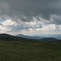 Na Rebrze, spojrzenie na południe, na masyw Brebenieskula /2037m/ oraz na odległego już o około 10 km w linii prostej Popa Iwana.