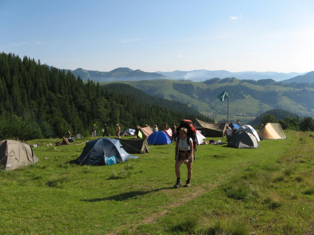 W drodze, w tylnim planie Kostrzyca, Beskidy Pokuckie, bliżej Kosaryszcze, pod nim dolina potoku Dżembronia i wieś o tej samej nazwie.