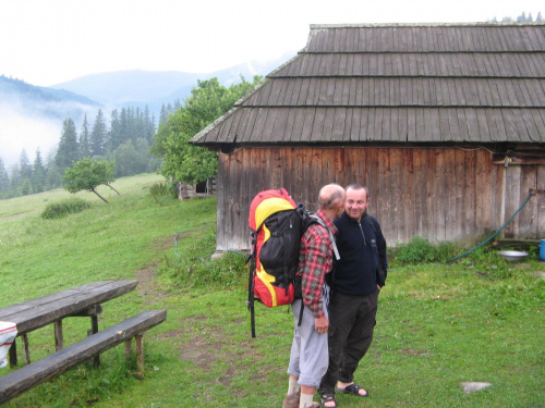 Nasz przewodnik z pierwszej części wyjazdu, czuje wyraźny respekt przed Jankiem, czyżby tu na Ukrainie brakowało 80 - cio /bez mała/ turystów plecakowych?