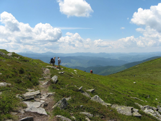 Ścieżka dochodzi do grani głównej, przed nami rozległy widok ku Górom Marmaroskim z charakterystycznymi szczytami Farkaul i Michajłek, już na terenie Rumunii.