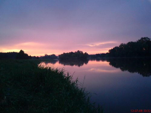 Rzeka Bug (trochę kiepska jakość w powiększeniu gdyż zdjęcie robiłem telefonem) #bug #rzeka #zachód #słońca #przyroda #natura #woda