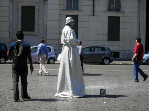 Scenka na Placu Navona w Rzymie