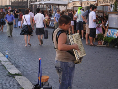 Akordeonista przed restauracją na Placu Navona