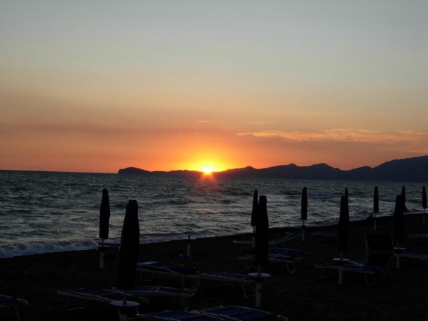 Zachód słońca w Baia Domizia w Italii pod Neapolem
